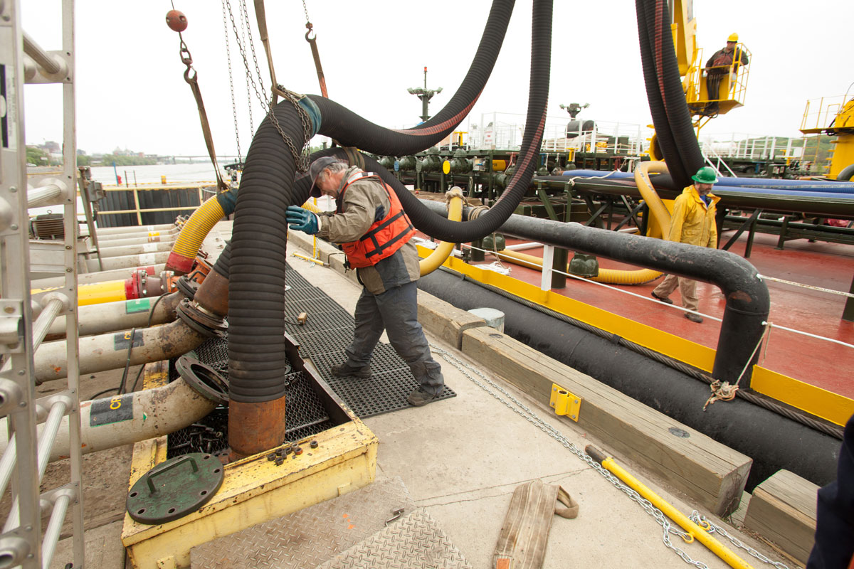 Workers unhooked a fuel barge on the Hudson River (top right) at Global Partners’ terminal in Albany, N.Y.