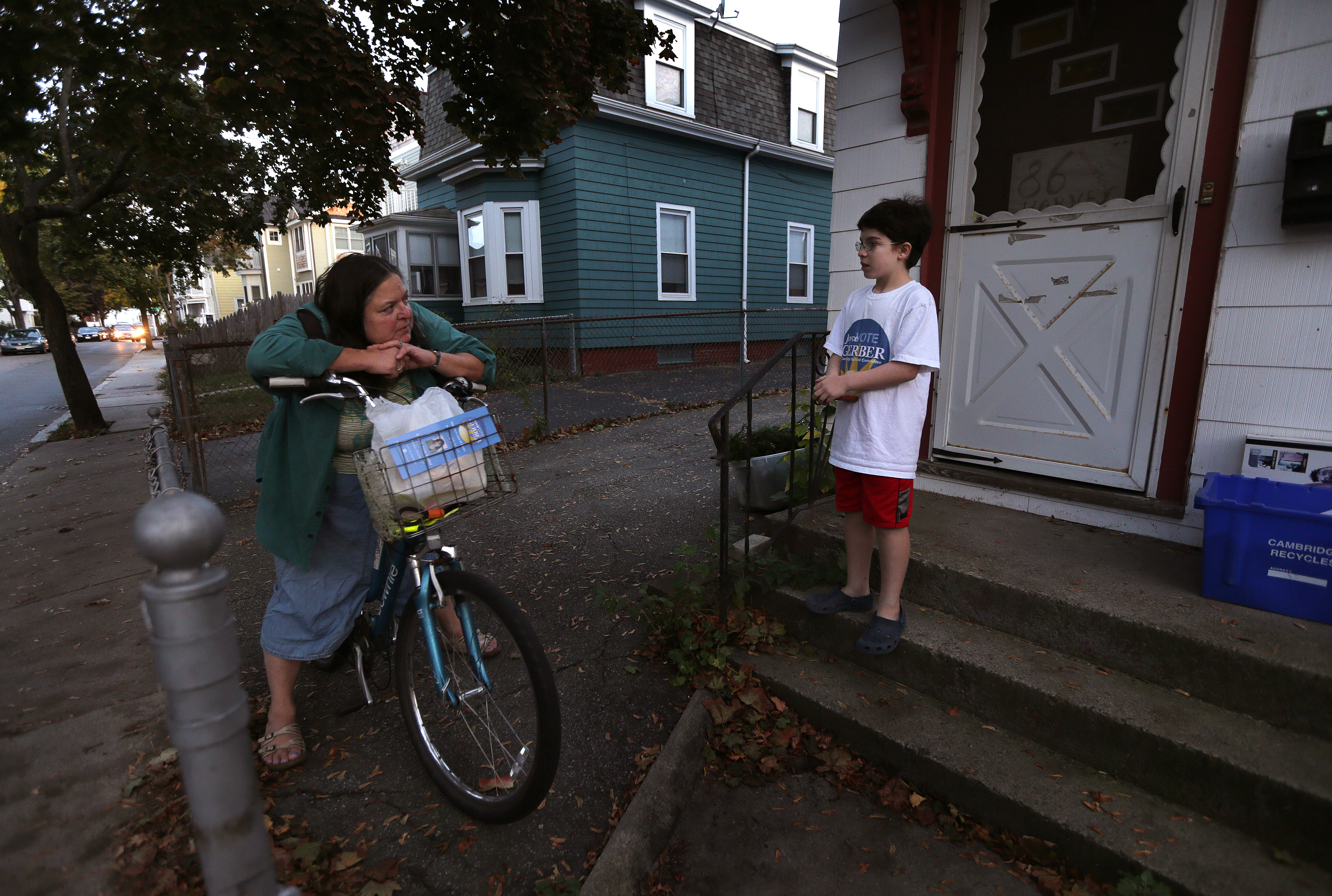 Zev Dickstein talked with Cambridge resident Susan Teshu while he canvassed the city as campaign manager for School Committee candidate Joyce Gerber.