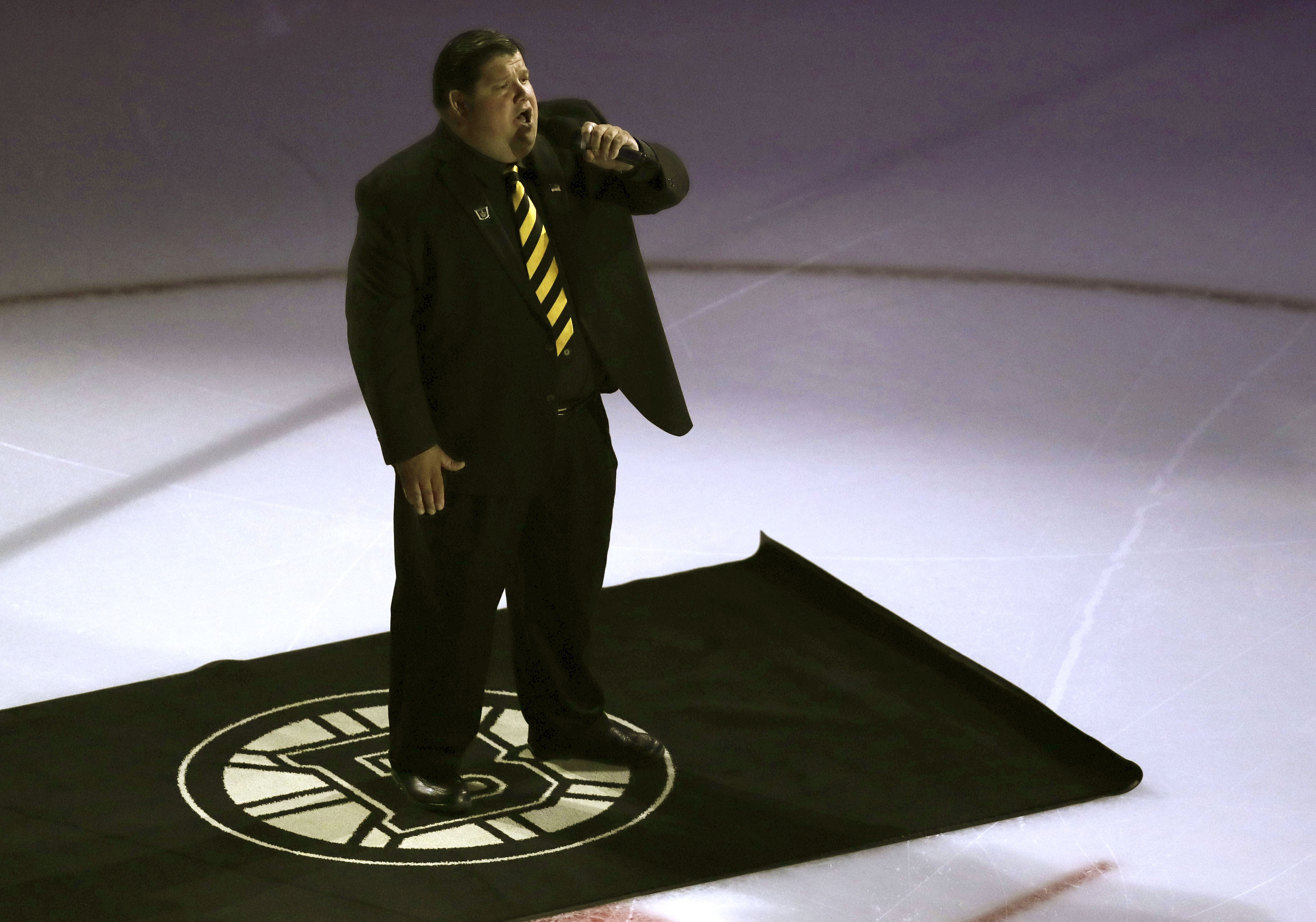 National Anthem Singer "Mullet Man" Returns To Ottawa - q9u111g