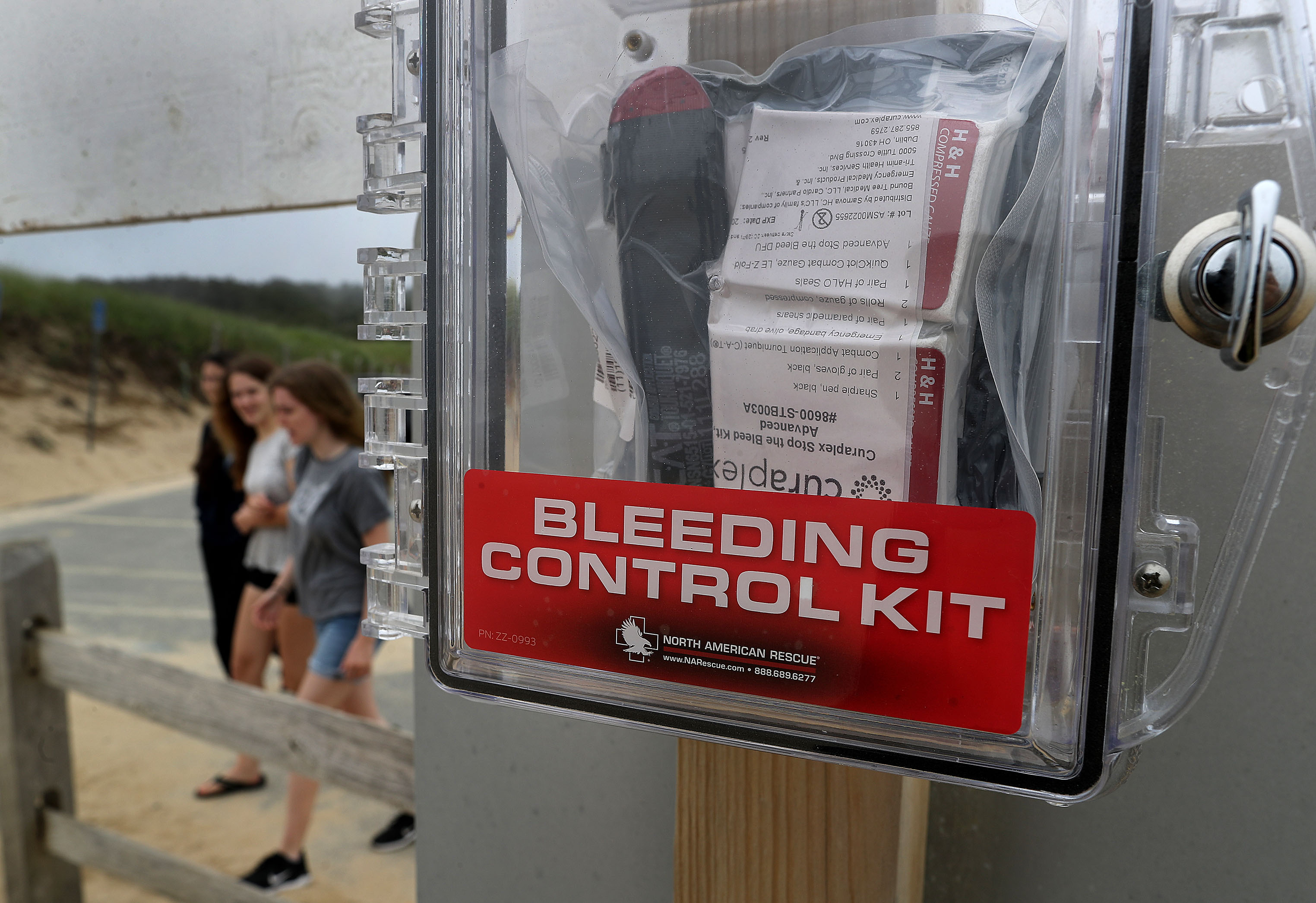 Many beaches have taken measures to deal with possible emergencies, including the installation of bleeding control kits.