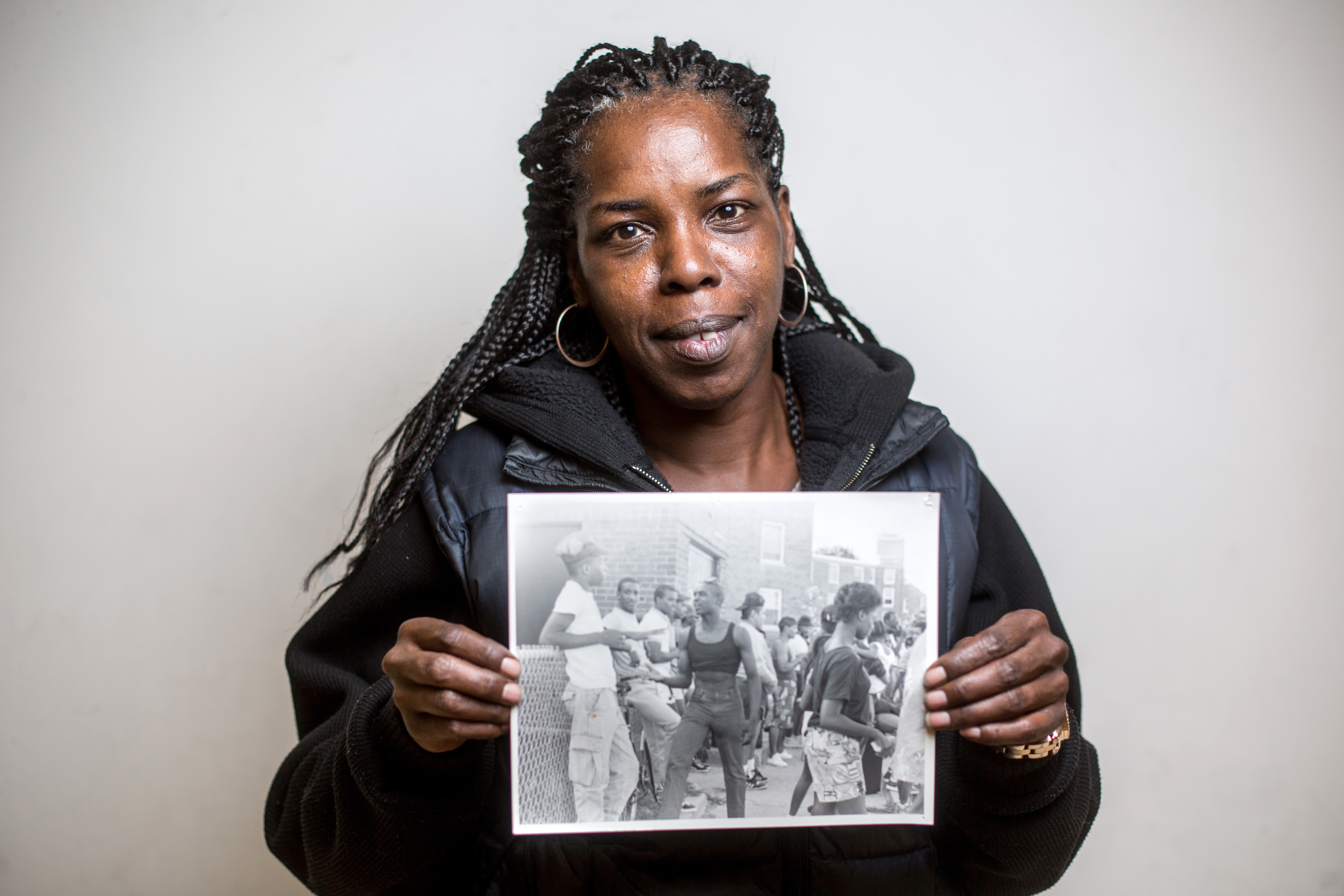 Renalda Chambers with a 1985 photo showing some of her relatives at a summer party in the yard at Newtowne Court.
