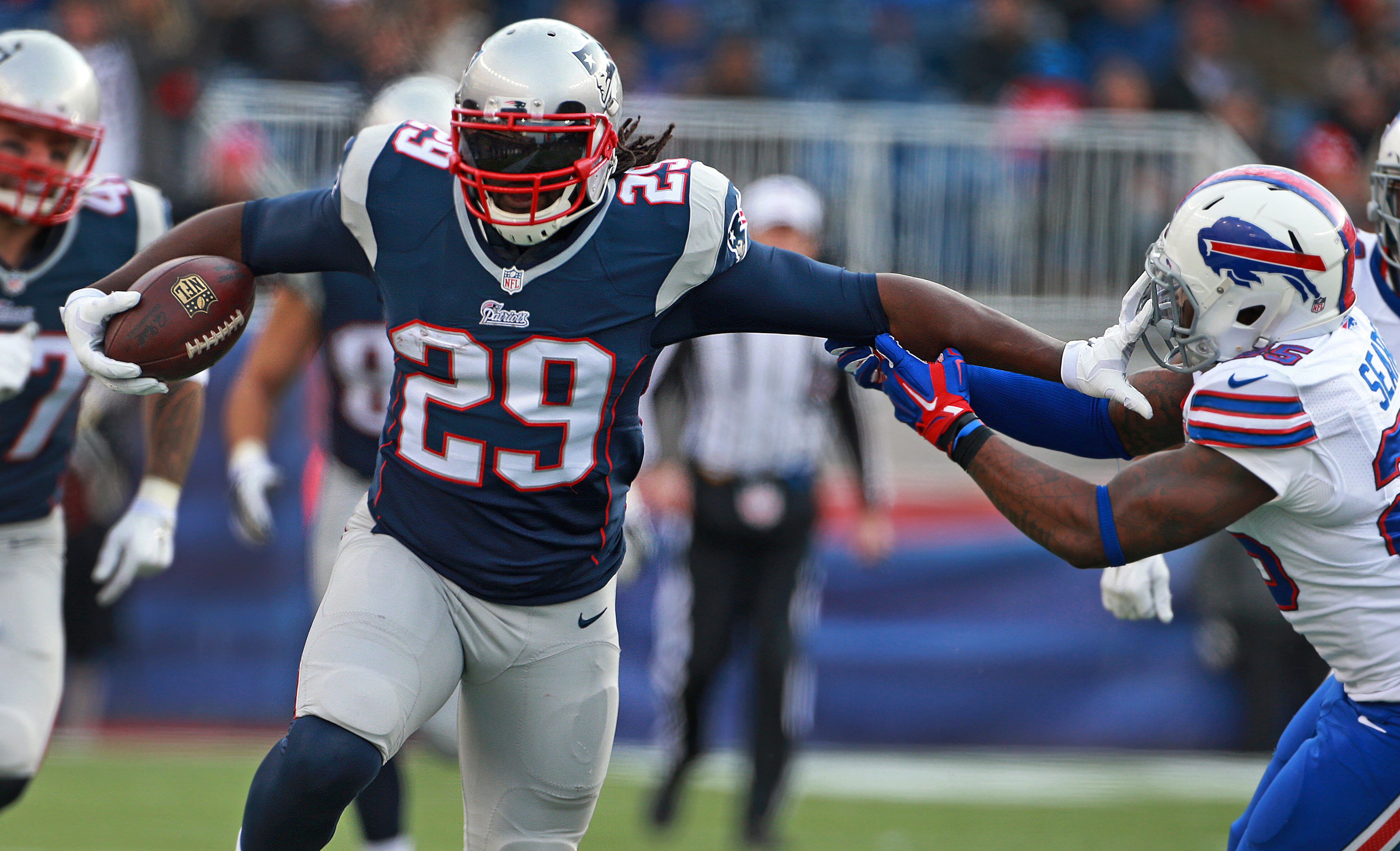 The Patriots re-signed LeGarrette Blount after he was cut by the Steelers.