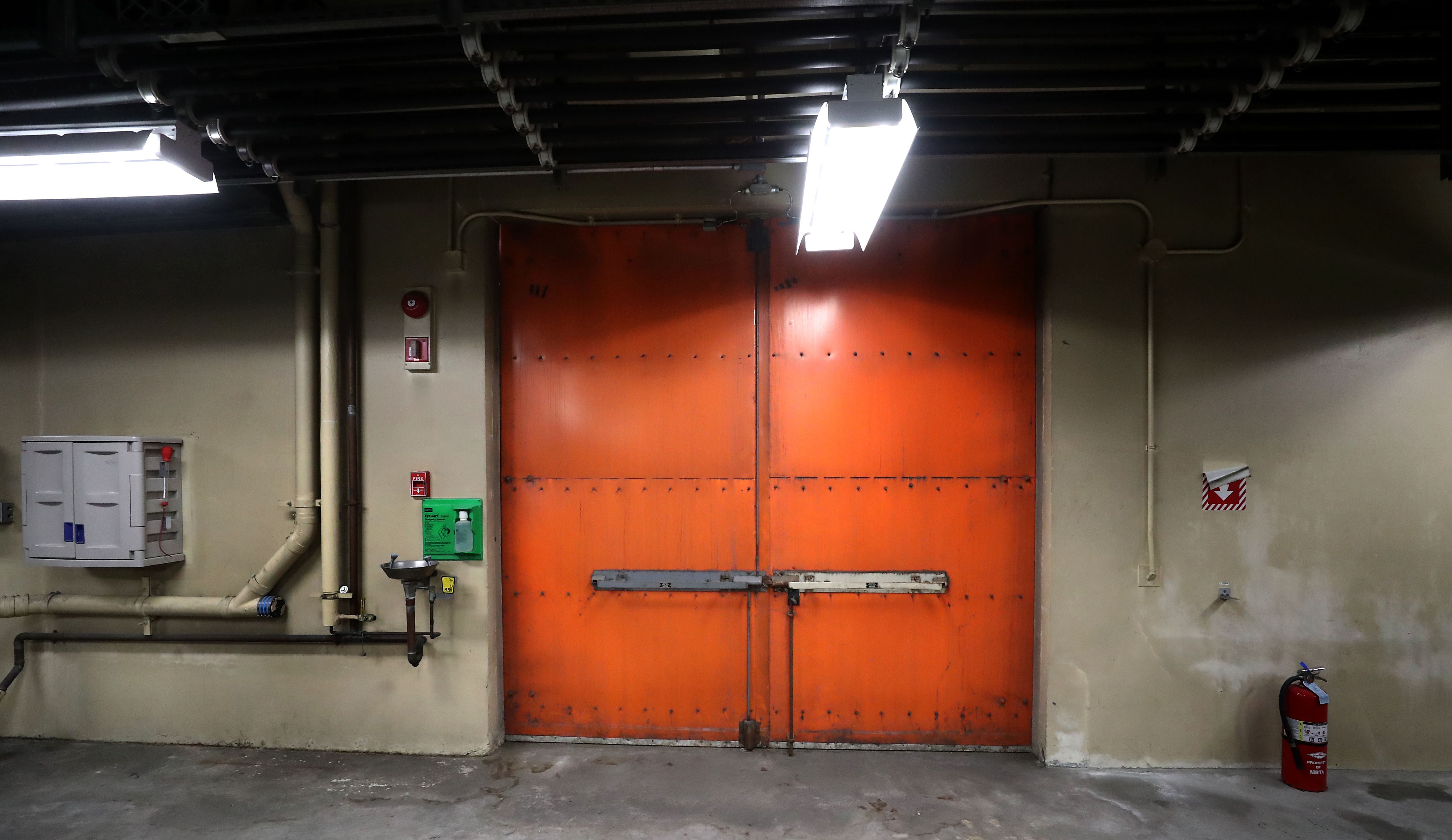 The door, seen from the first floor, it opens to two floors.