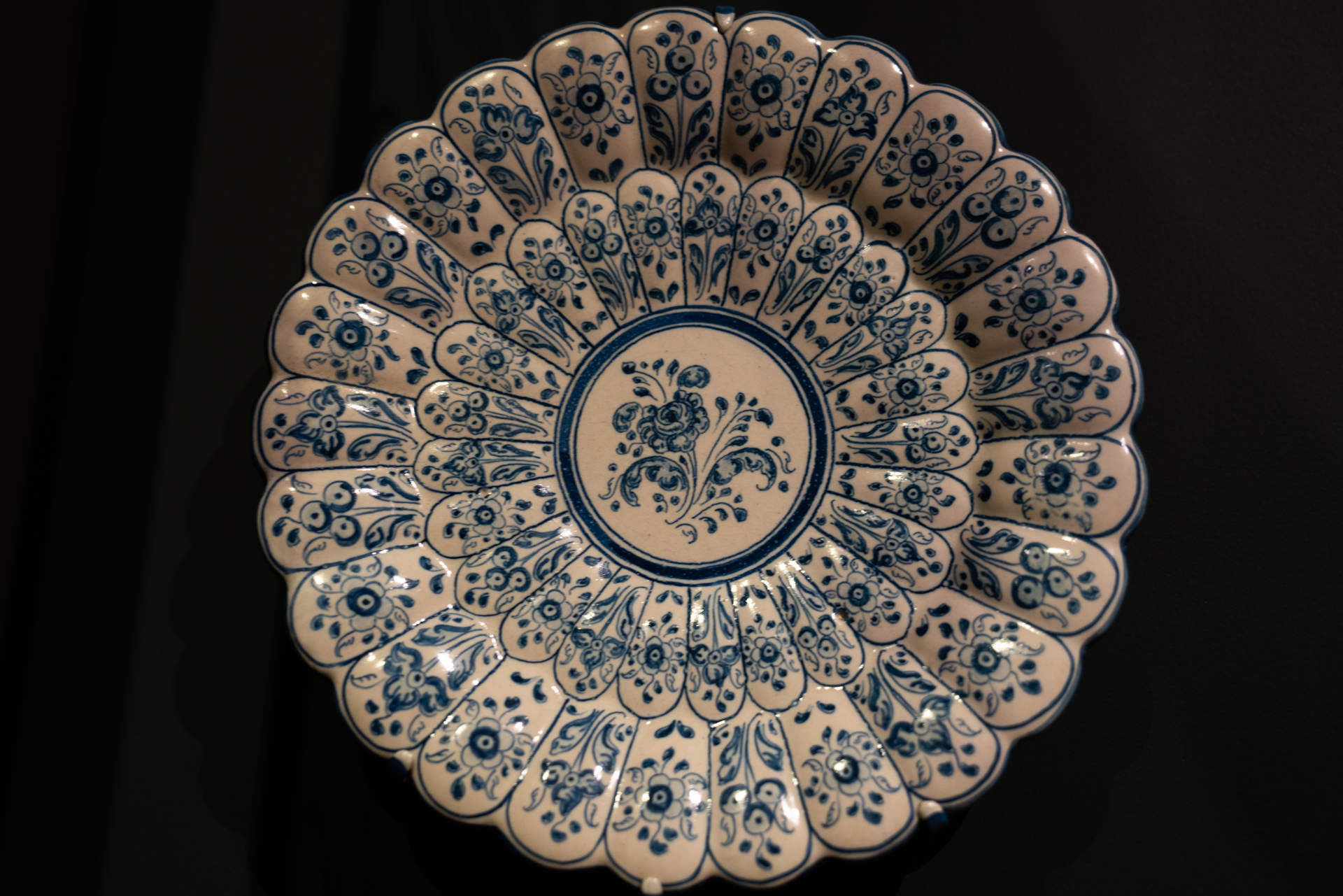 Hand-painted lead glaze earthenware plate, Talavera de la Reina, Spain, early 20th-century.
