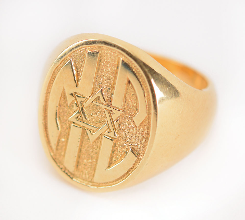 Mickey Cohen’s pinkie ring is listed as “approximately size 7” and in “fine condition.”