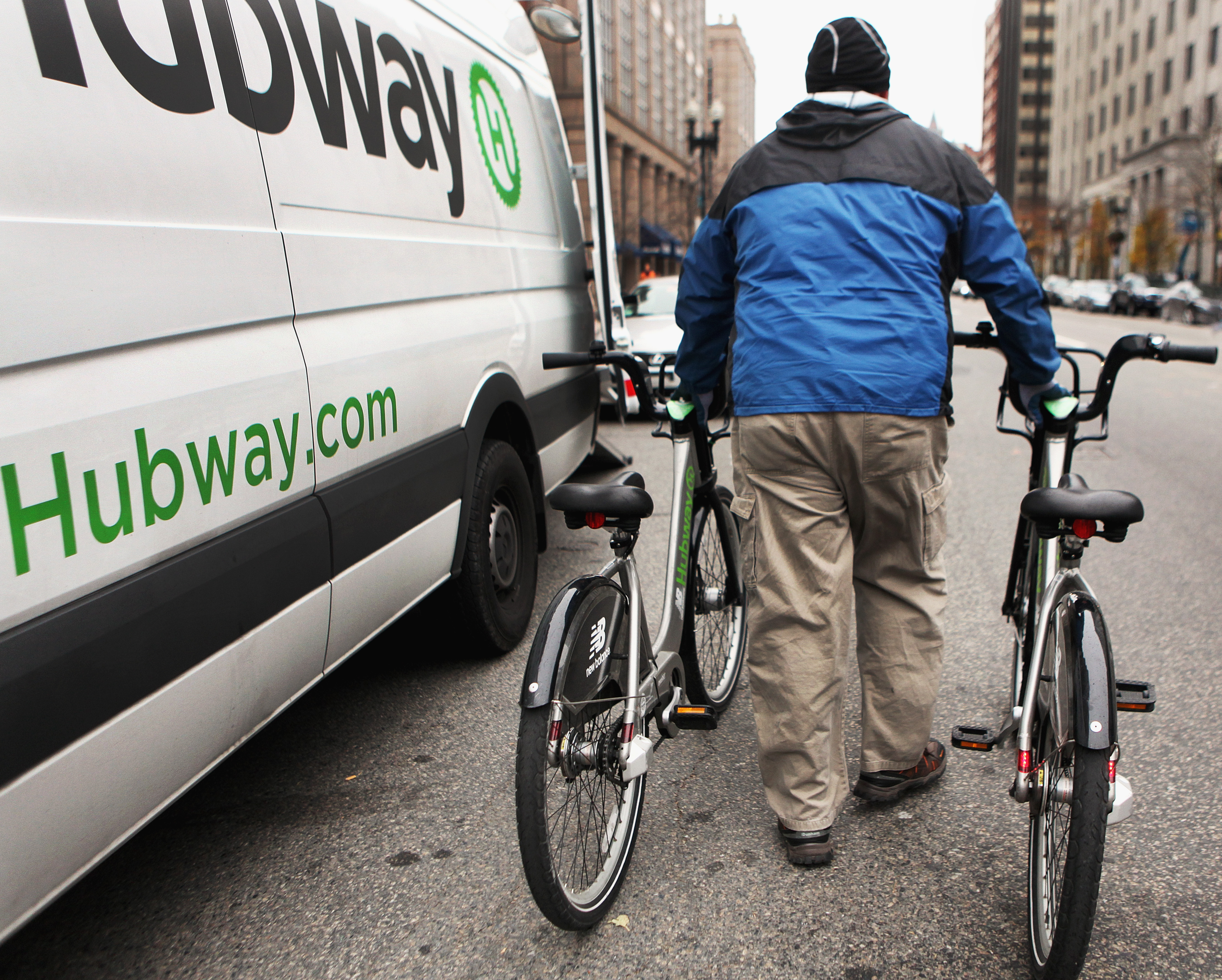 Kenji Quinn removed bicycles from a Hubway station on Boylston Street as the program shut down its 105 locations and picked up its 1,003 bicycles for the winter.