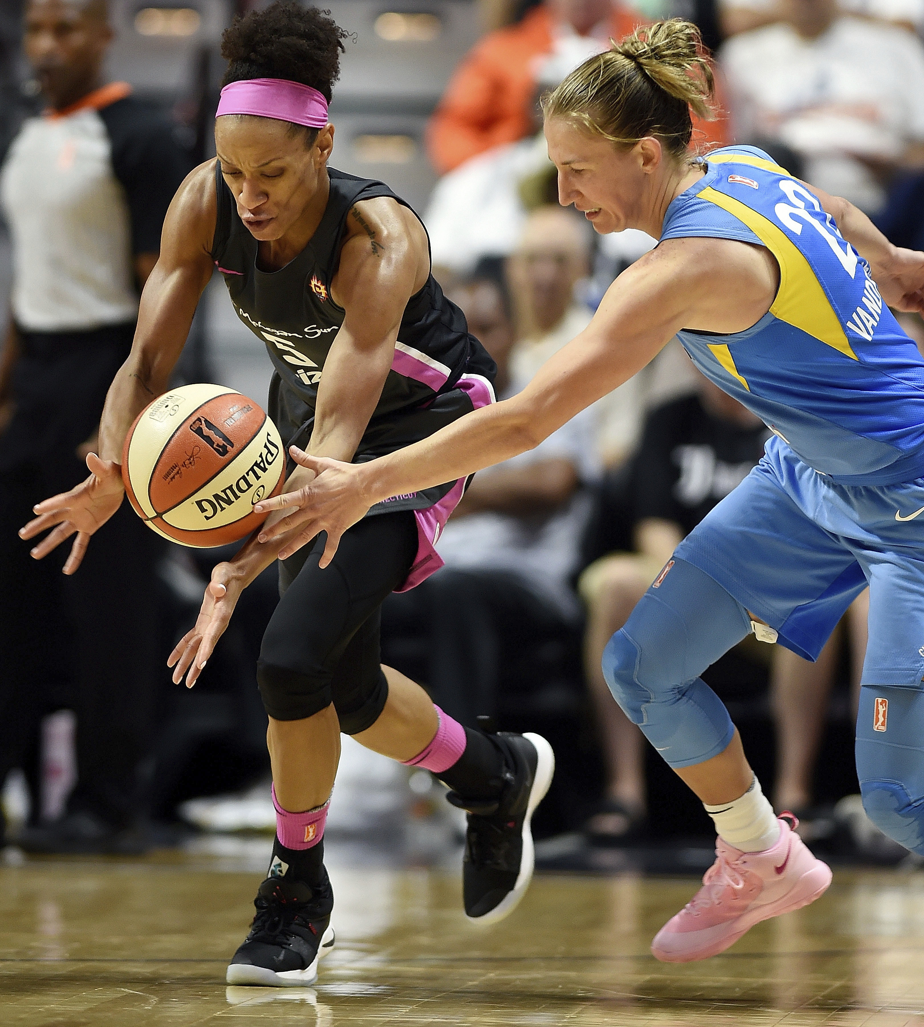 Connecticut Sun guard Jasmine Thomas (left) stole the ball from Chicago Sky guard Courtney Vandersloot during a WNBA game earlier this month.