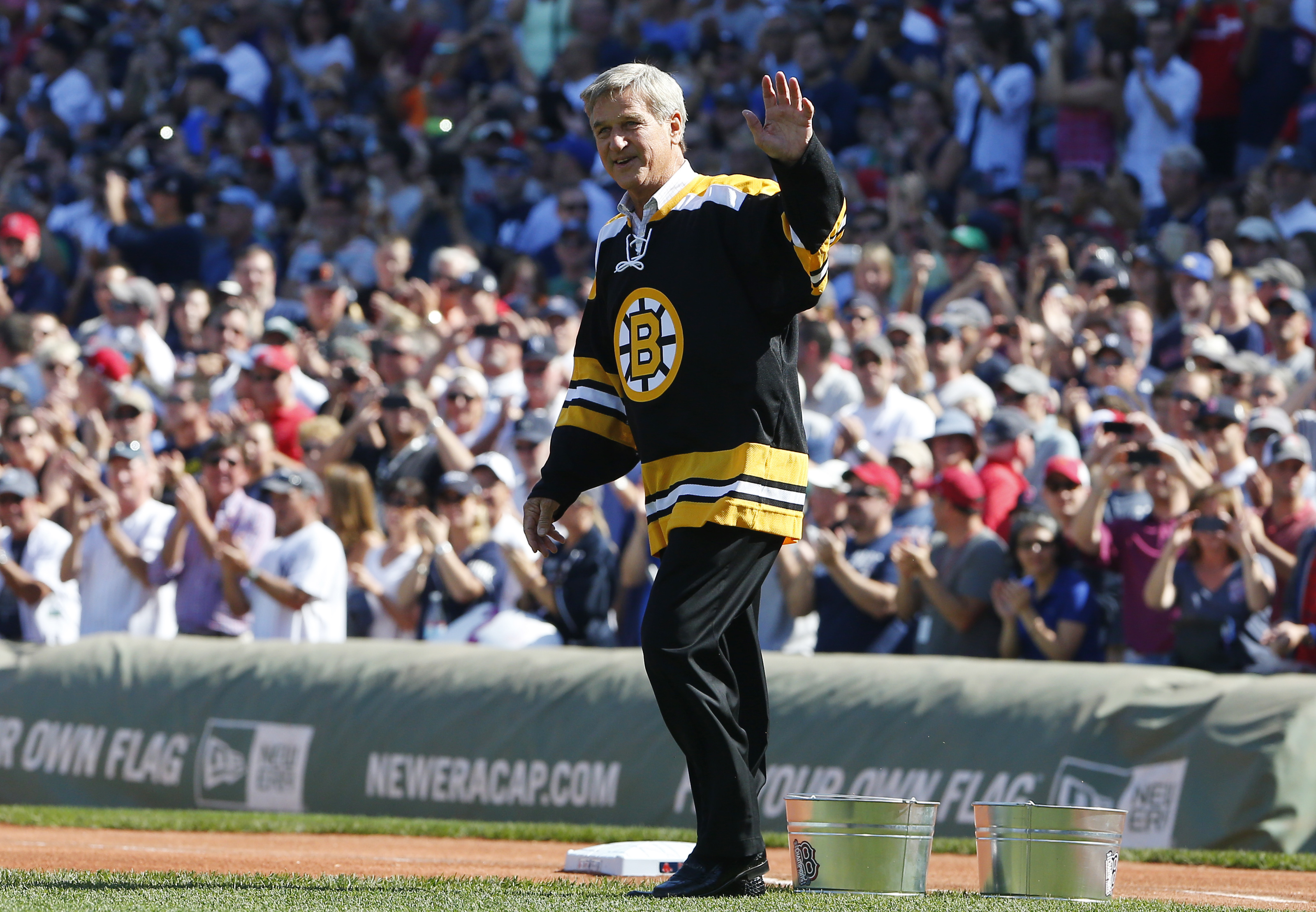 Bobby Orr tosses out the first pitch before a 2014 Red Sox game.