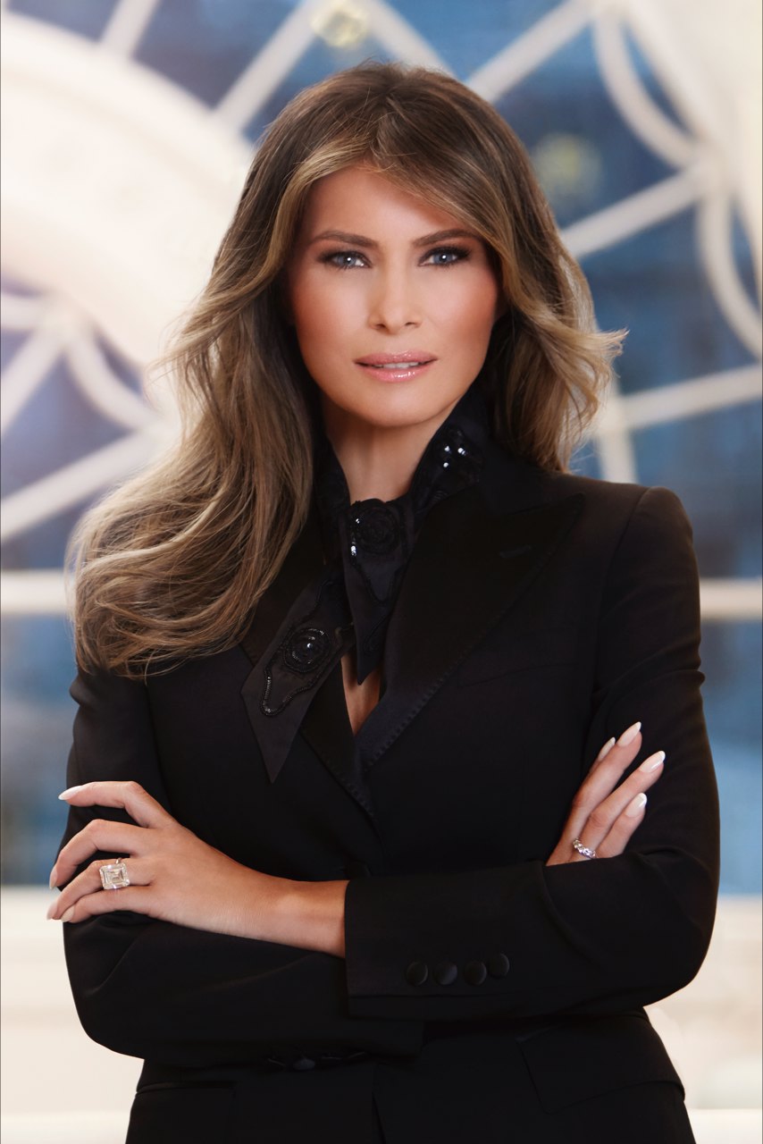 Official portrait of first lady Melania Trump.
