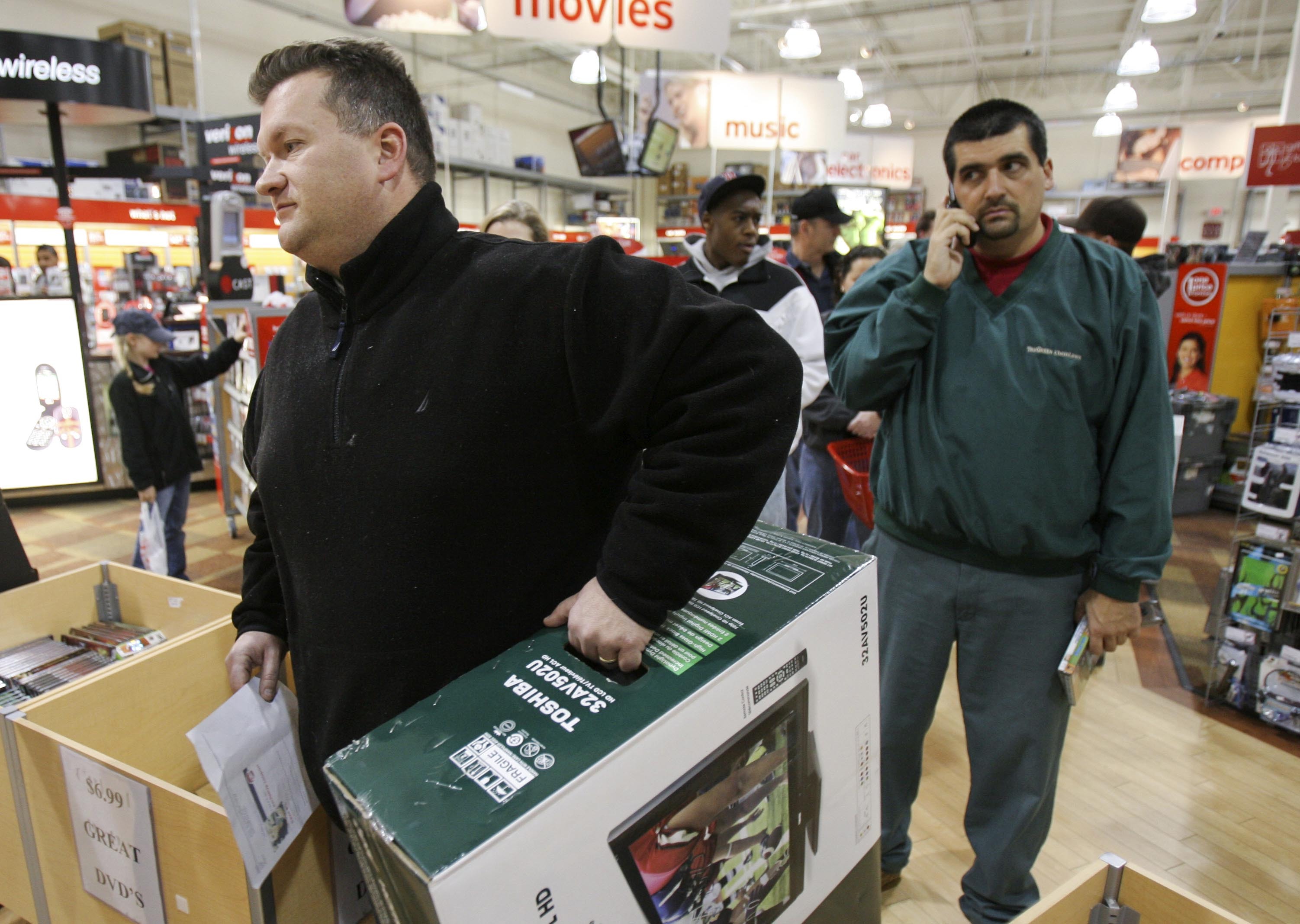 A customer carried a television to the checkout counter in the final months before Circuit City closed.