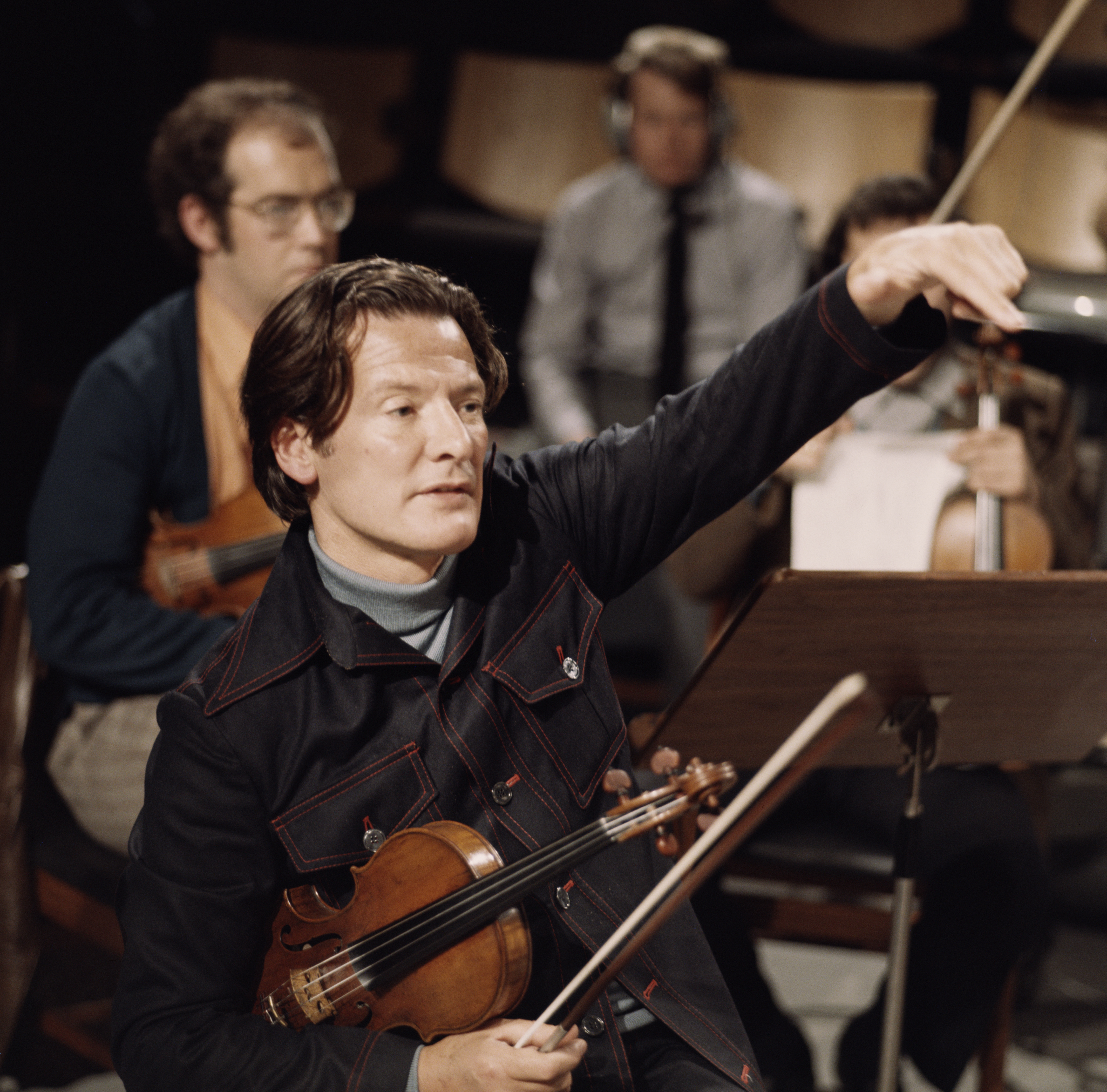 Mr. Marriner led the Academy of St. Martin in the Fields on at least 200 recordings, at first with nods and gestures as he played the violin and later from the podium.