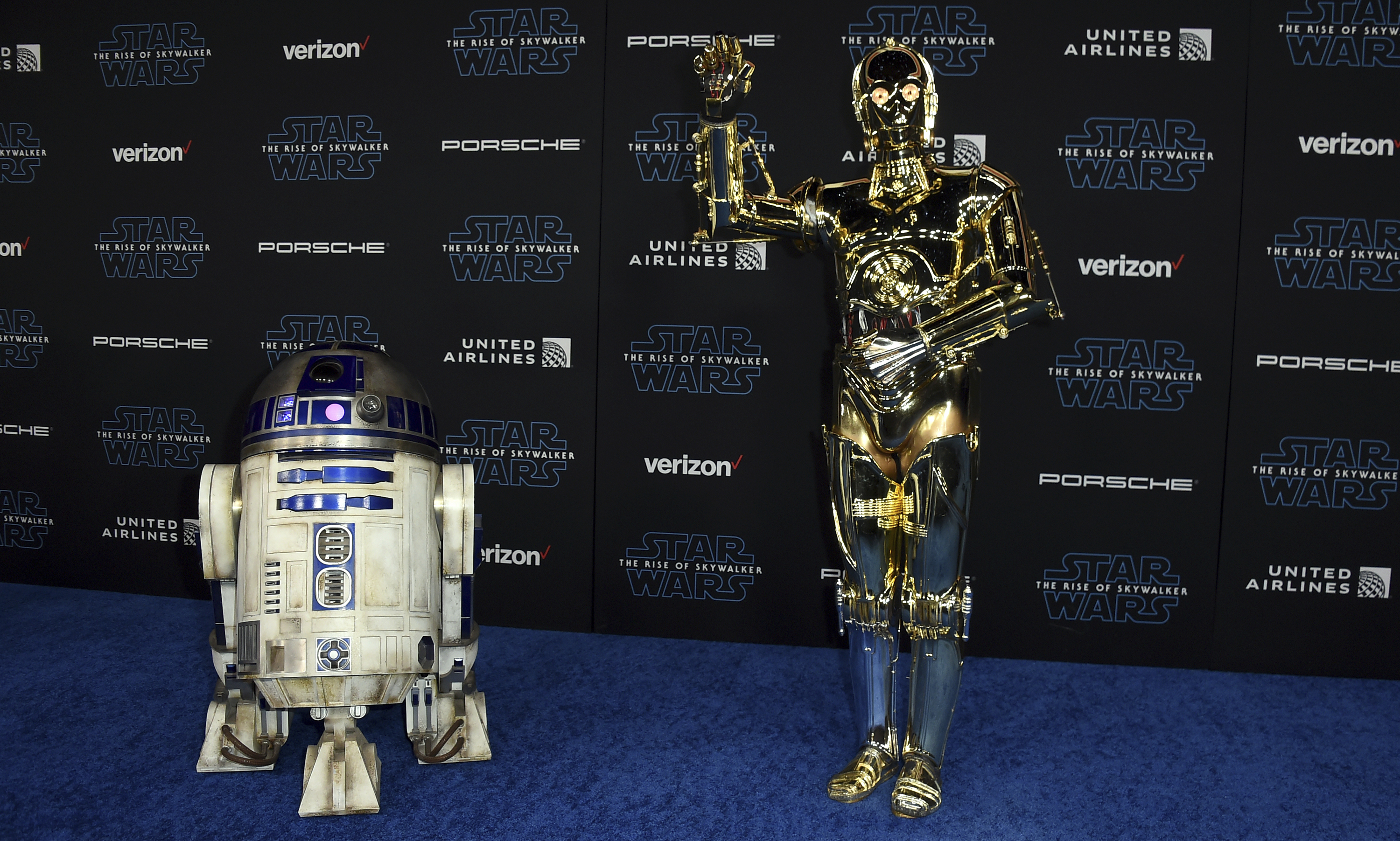 R2-D2 (left) and C-3PO posed on the red carpet.