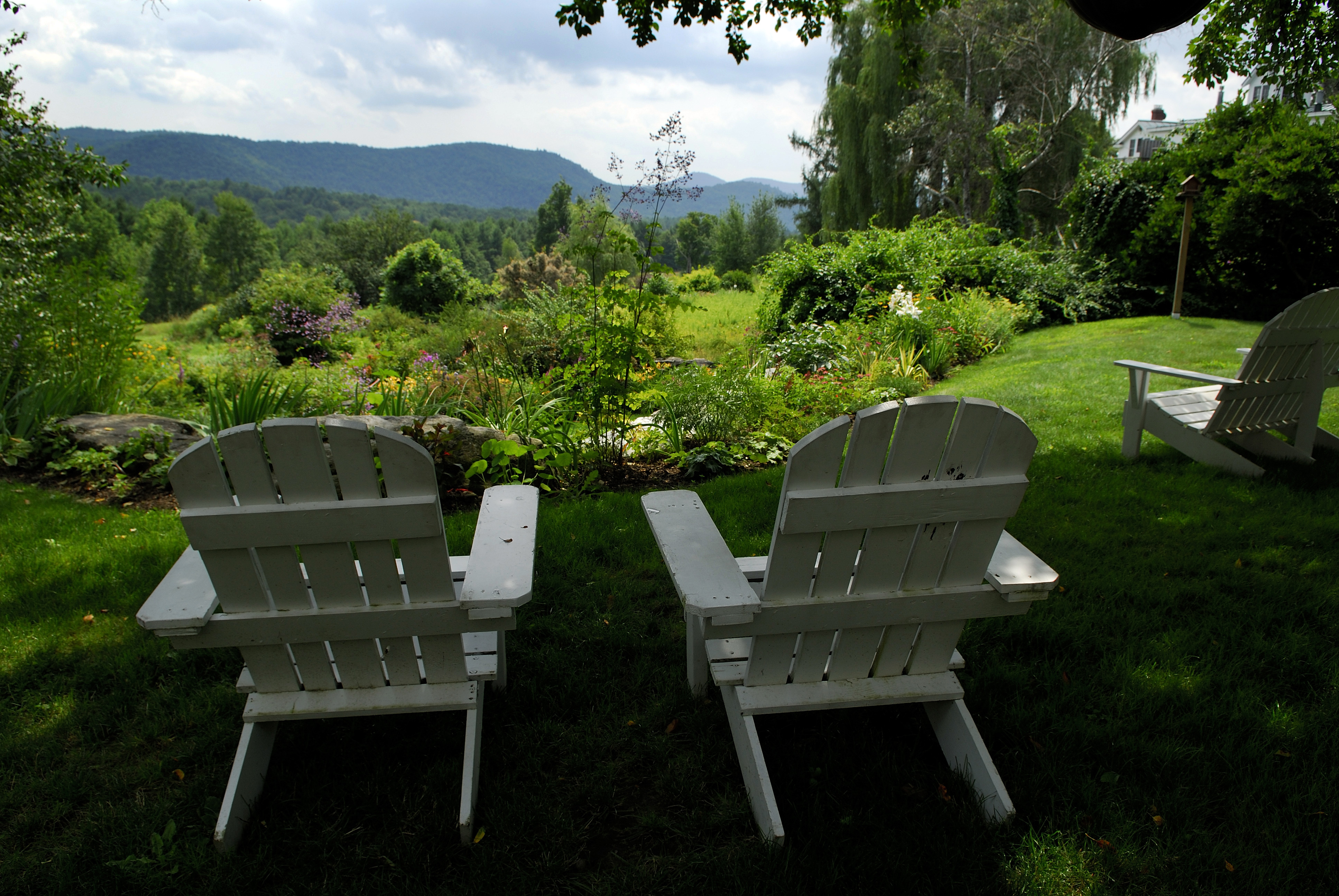 West Townshend, VT 8/7/07 The Windham Hill Inn is a luxurious getaway with stately rooms, sumptious meals, extensive gardens and long views. (Caleb Kenna for the Globe) section: Travel reporter: Sheryl Julian *** SLUG: 09windham 1 of 10 CREDIT: Caleb Kenna for The Boston Globe ONLINE CAPTION: The Windham Hill Inn in West Townshend, Vt., is a luxurious getaway with stately rooms, sumptious meals, extensive gardens, and long views. 30tops