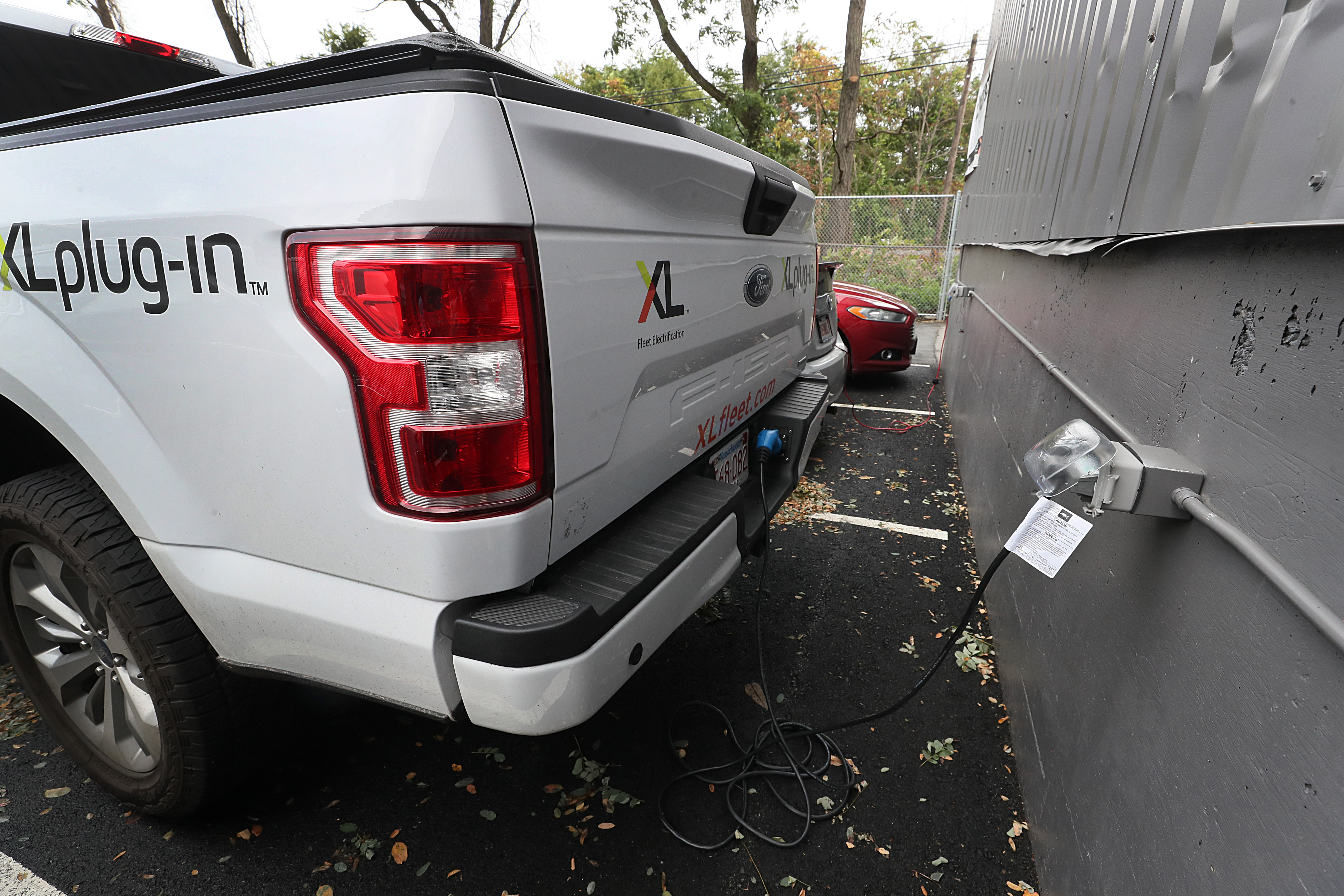 Outside the building, there are charging stations for employees’ electric cars.