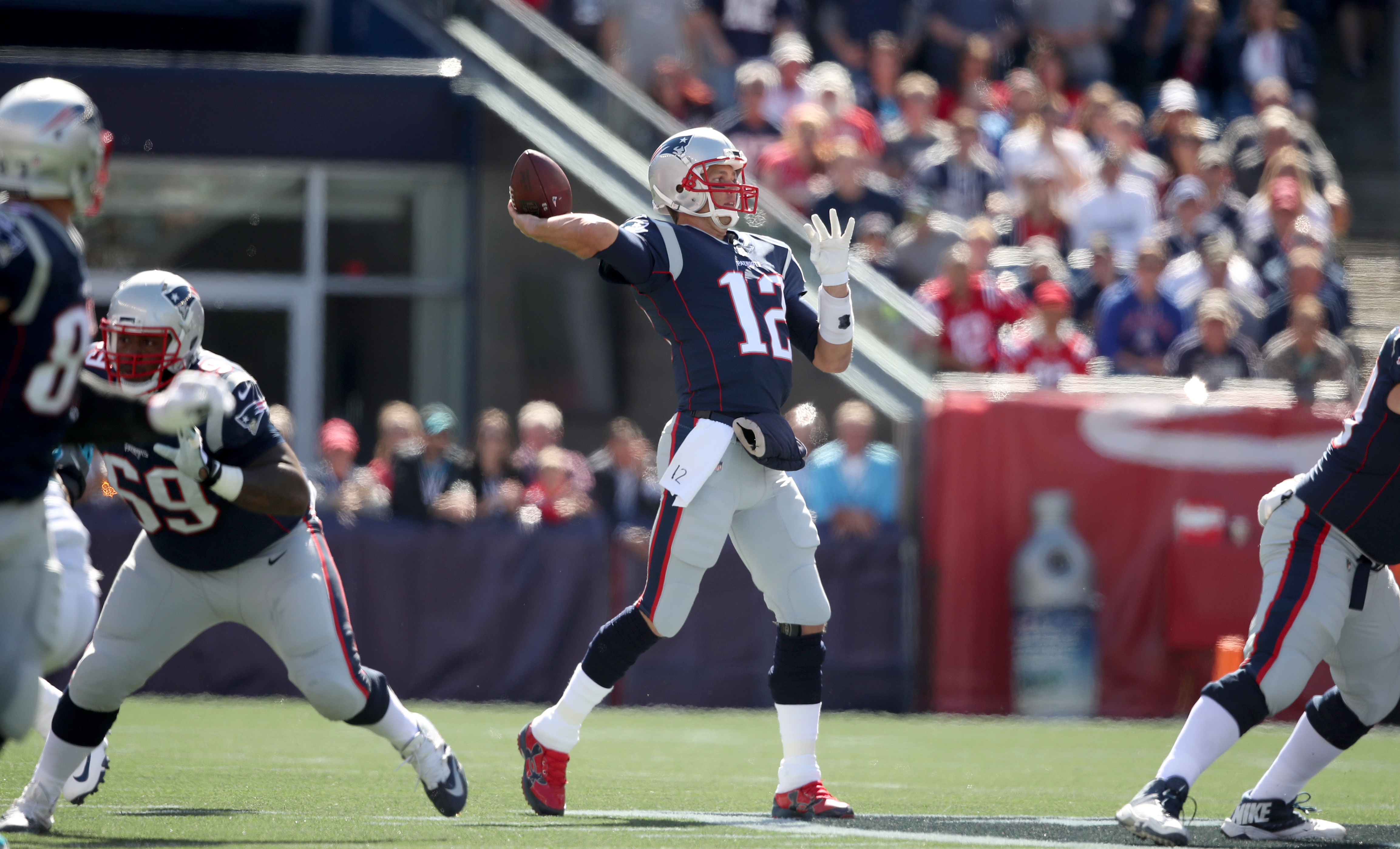 Brady has recorded a passer rating of 100 or higher in each of his last three games.